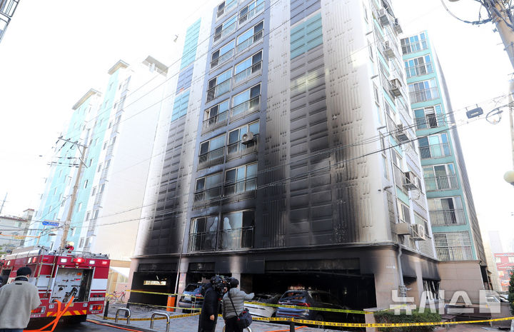 [서울=뉴시스] 김혜진 기자 = 21일 오전 서울 양천구 신월동 아파트 화재 현장에서 경찰·소방 관계자들이 화재 현장을 살펴보고 있다. 2025.11.21. jini@newsis.com