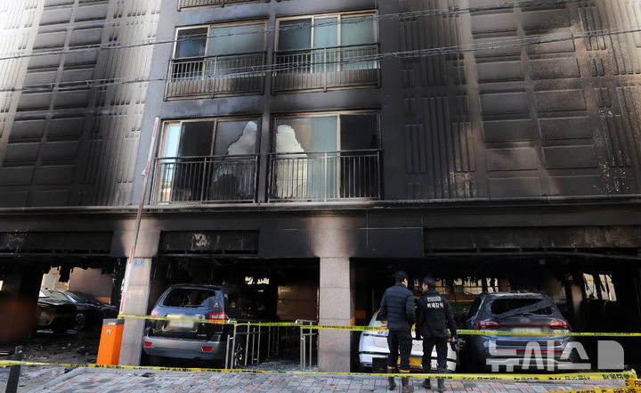 [서울=뉴시스] 김혜진 기자 = 21일 오전 서울 양천구 신월동 아파트 화재 현장에서 경찰·소방 관계자들이 화재 현장을 살펴보고 있다. 2025.11.21. jini@newsis.com