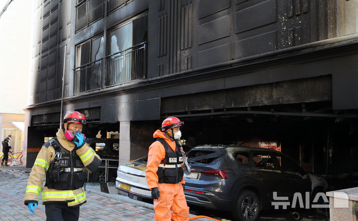 [서울=뉴시스] 김혜진 기자 = 21일 오전 서울 양천구 신월동 아파트 화재 현장에서 경찰·소방 관계자들이 화재 현장을 살펴보고 있다. 2025.11.21. jini@newsis.com
