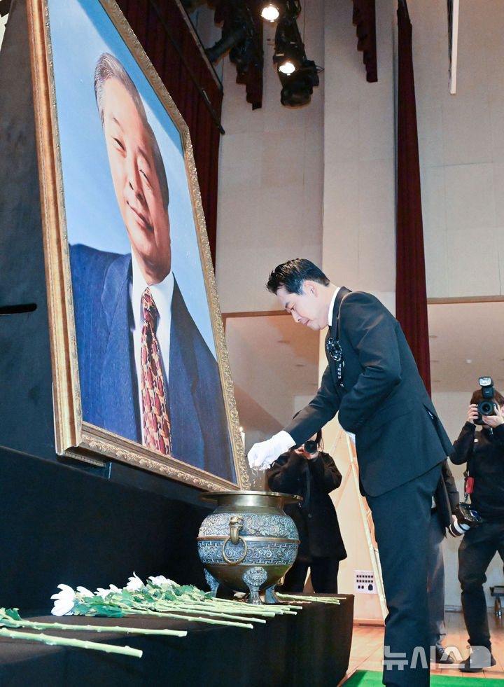 [서울=뉴시스] 이영환 기자 = 장동혁 국민의힘 대표가 21일 오전 서울 동작구 서울현충원에서 열린 김영삼 대통령 서거 10주기 추모식에서 분향을 하고 있다. (공동취재) 2025.11.21. photo@newsis.com