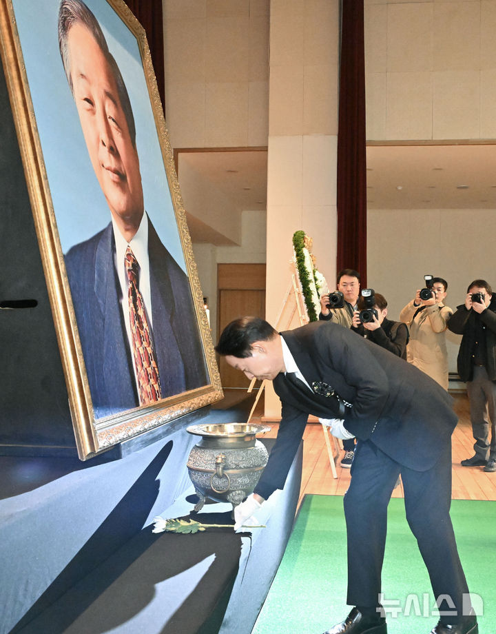 [서울=뉴시스] 이영환 기자 = 김현철 김영삼대통령기념재단 이사장이 21일 오전 서울 동작구 서울현충원에서 열린 김영삼 대통령 서거 10주기 추모식에서 헌화를 하고 있다. (공동취재) 2025.11.21. photo@newsis.com