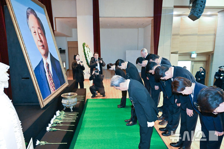 [서울=뉴시스] 이영환 기자 = 장동형 국민의힘 대표와 의원들이 21일 오전 서울 동작구 서울현충원에서 열린 김영삼 대통령 서거 10주기 추모식에서 헌화 후 묵념을 하고 있다. (공동취재) 2025.11.21. photo@newsis.com