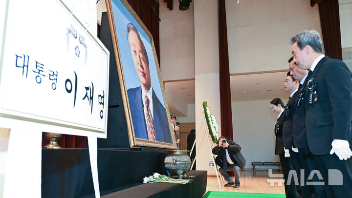 [서울=뉴시스] 이영환 기자 = 강훈식 대통령실 비서실장과 우상호 정무수석이 21일 오전 서울 동작구 서울현충원에서 열린 김영삼 대통령 서거 10주기 추모식에서 헌화 후 묵념을 하고 있다. (공동취재) 2025.11.21. photo@newsis.com