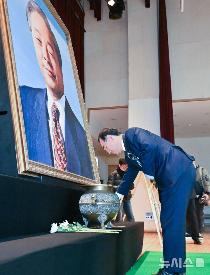 [서울=뉴시스] 이영환 기자 = 주호영 국회부의장이 21일 오전 서울 동작구 서울현충원에서 열린 김영삼 대통령 서거 10주기 추모식에서 분향을 하고 있다. (공동취재) 2025.11.21. photo@newsis.com