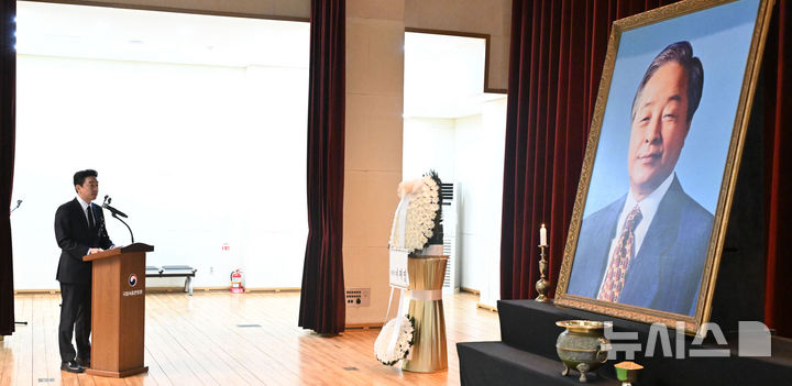 [서울=뉴시스] 이영환 기자 = 강훈식 대통령실 비서실장이 21일 오전 서울 동작구 서울현충원에서 열린 김영삼 대통령 서거 10주기 추모식에서 추모사를 하고 있다. (공동취재) 2025.11.21. photo@newsis.com