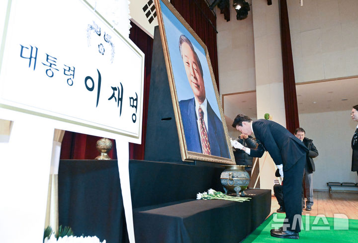 [서울=뉴시스] 이영환 기자 = 강훈식 대통령실 비서실장이 21일 오전 서울 동작구 서울현충원에서 열린 김영삼 대통령 서거 10주기 추모식에서 분향을 하고 있다. (공동취재) 2025.11.21. photo@newsis.com