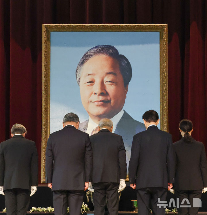 [서울=뉴시스] 이영환 기자 = 21일 오전 서울 동작구 서울현충원에서 열린 김영삼 대통령 서거 10주기 추모식에서 참석자들이 헌화 및 분향을 하고 있다. (공동취재) 2025.11.21. photo@newsis.com