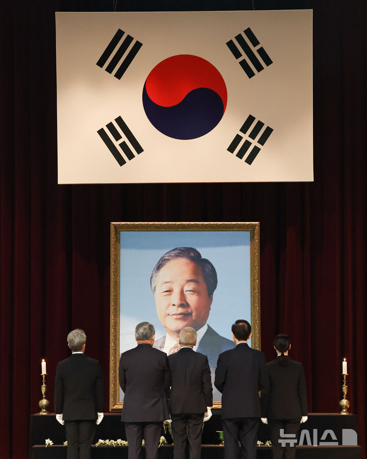 [서울=뉴시스] 이영환 기자 = 21일 오전 서울 동작구 서울현충원에서 열린 김영삼 대통령 서거 10주기 추모식에서 참석자들이 헌화 및 분향을 하고 있다. (공동취재) 2025.11.21. photo@newsis.com