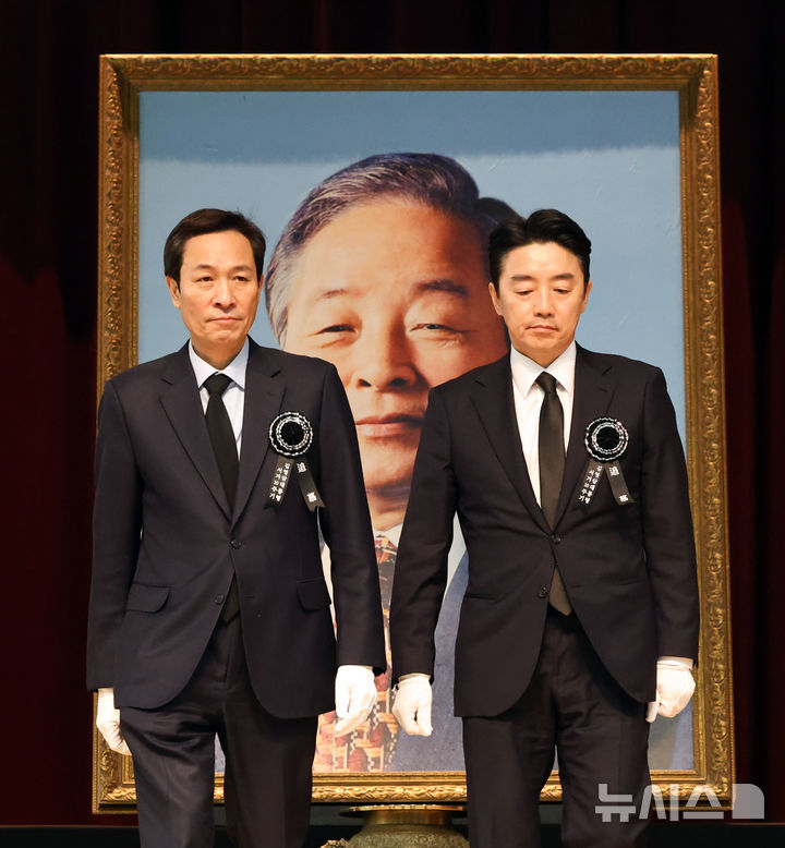 [서울=뉴시스] 이영환 기자 = 우상호(왼쪽) 대통령실 정무수석과 강훈식 비서실장이 21일 오전 서울 동작구 서울현충원에서 열린 김영삼 대통령 서거 10주기 추모식에서 헌화 및 분향을 마친 후 이동하고 있다. (공동취재) 2025.11.21. photo@newsis.com