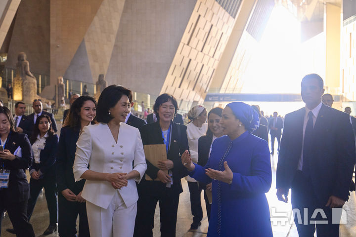 [카이로=뉴시스] 최동준 기자 = 김혜경 여사와 이집트 영부인 인테사르 엘시시 여사가 20일(현지 시간) 이집트 대박물관을 함께 방문해 대화를 나누며 이동하고 있다. (공동취재) 2025.11.21. photocdj@newsis.com