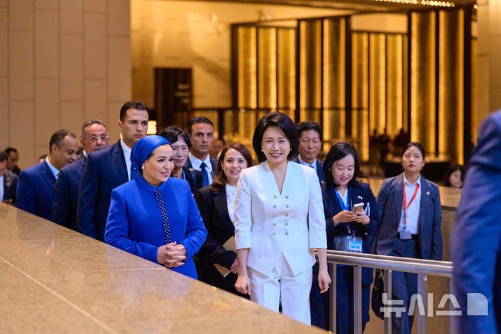 [카이로=뉴시스] 최동준 기자 = 김혜경 여사와 이집트 영부인 인테사르 엘시시 여사가 20일(현지 시간) 이집트 대박물관을 함께 방문해 대화하며 이동하고 있다. (공동취재) 2025.11.21. photocdj@newsis.com