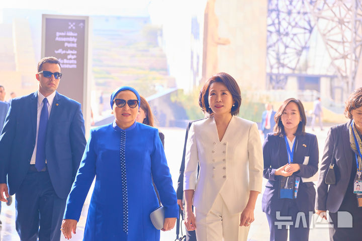 [카이로=뉴시스] 최동준 기자 = 김혜경 여사와 이집트 영부인 인테사르 엘시시 여사가 20일(현지 시간) 이집트 대박물관을 함께 방문하고 있다. (공동취재) 2025.11.21. photocdj@newsis.com