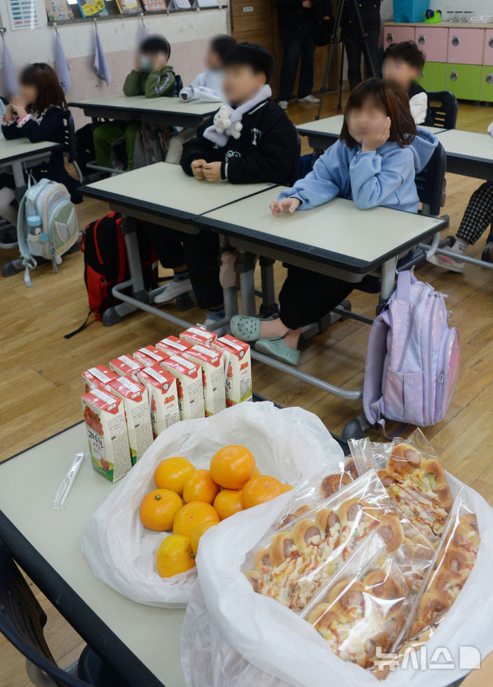 [전주=뉴시스] 김얼 기자 = 급식, 돌봄 등을 담당하는 전국학교비정규직 연대회의가 릴레이 총파업에 돌입한 21일 전북 전주시 완산구의 한 초등학교에 대체 급식으로 빵과 음료가 놓여 있다. 2025.11.21. pmkeul@newsis.com