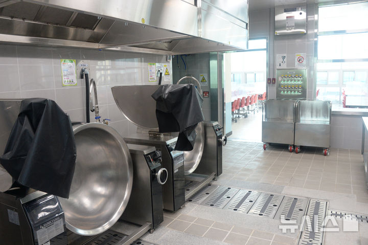 [전주=뉴시스] 김얼 기자 = 급식, 돌봄 등을 담당하는 전국학교비정규직 연대회의가 릴레이 총파업에 돌입한 21일 전북 전주시 완산구의 한 초등학교 조리실이 텅 비어 있다. 2025.11.21. pmkeul@newsis.com