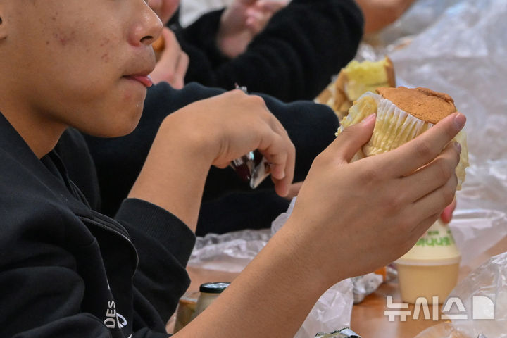 [광주=뉴시스] 이영주 기자 = 지난 21일 오전 광주 북구 한 중학교에서 학생들이 급식시간 빵과 우유 등 대체식을 먹고 있는 모습. 2025.11.21. leeyj2578@newsis.com