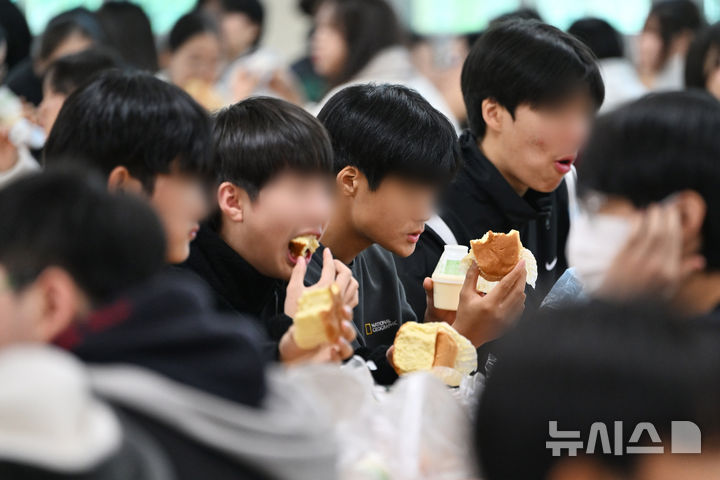 [광주=뉴시스] 이영주 기자 =  광주·전남지역 학교 비정규직 노조가 총파업에 나선 21일 오전 광주 북구 한 중학교에서 한 학생이 급식시간 집에서 챙겨온 도시락을 먹고 있다. 2025.11.21. leeyj2578@newsis.com