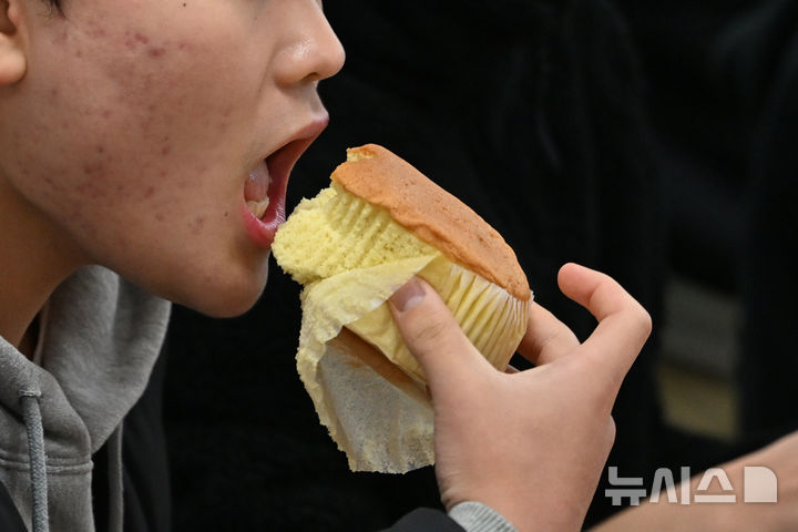 [광주=뉴시스] 이영주 기자 = 광주 북구 한 중학교에서 학생들이 급식시간 빵과 우유 등 대체식을 먹고 있다. 2025.11.21. leeyj2578@newsis.com