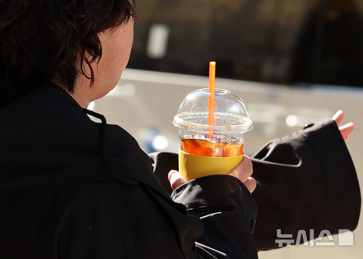 [서울=뉴시스] 이영환 기자 = 주말까지 기온이 오름세를 보이며 평년보다 온화한 날씨가 예보된 21일 오후 서울 시내에서 점심식사를 마친 직장인이 아이스 커피를 들고 이동하고 있다. 2025.11.21. 20hwan@newsis.com
