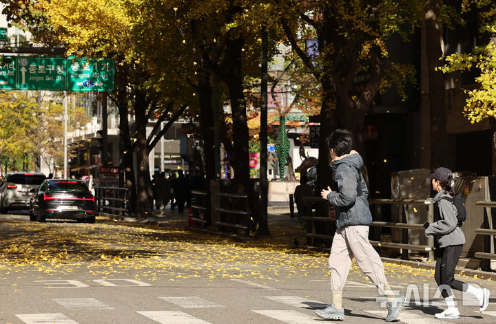 [서울=뉴시스] 이영환 기자 = 서울 시내에서 시민들이 달리기를 하고 있다. 2025.11.21. 20hwan@newsis.com