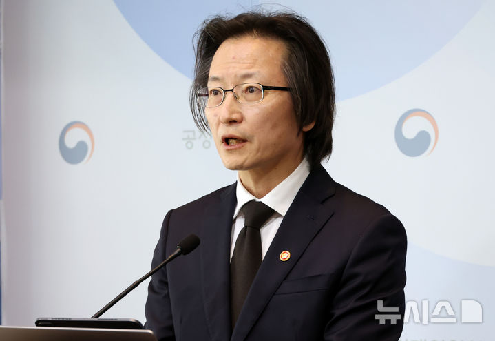 [세종=뉴시스] 강종민 기자 = 주병기 공정거래위원장이 지난 21일 세종시 정부세종청사에서 열린 출입기자 간담회에서 주요 정책방향과 현안을 설명하고 있다. 2025.11.23. ppkjm@newsis.com