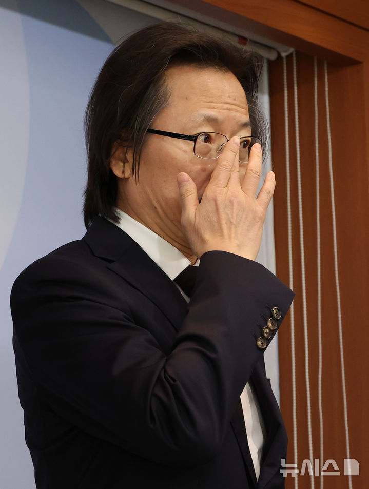 [세종=뉴시스] 강종민 기자 = 주병기 공정거래위원장이 지난 21일 세종시 정부세종청사에서 열린 출입기자 간담회에서 안경을 고쳐쓰고 있다. 2025.11.23. ppkjm@newsis.com