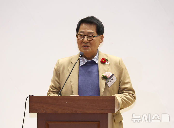 [서울=뉴시스] 김금보 기자 = 박지원 더불어민주당 의원이 21일 오후 서울 여의도 국회 의원회관에서 열린 '폴리뉴스·상생과통일포럼 제25차 산업포럼'에서 축사를 하고 있다. 2025.11.21. kgb@newsis.com