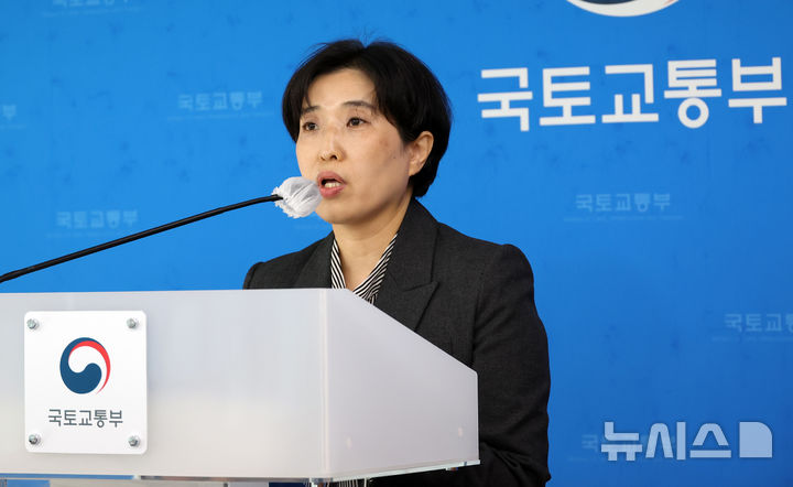 [세종=뉴시스] 강종민 기자 = 김정희 국토교통부 가덕도신공항 건립추진단장이 21일 세종시 정부세종청사에서 가덕도신공항 부지조성공사를 연내 입찰 공고할 계획이라고 밝히고 있다. 2025.11.21. ppkjm@newsis.com