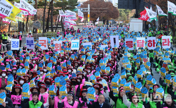 [서울=뉴시스] 김혜진 기자 = 지난달 21일 서울 영등포구 국회 앞에서 열린 학교비정규직연대회의 처우개선 및 예산 확대 관련 법령 정비 집회에서 참가자들이 구호를 외치고 있는 모습. 2025.11.21. jini@newsis.com