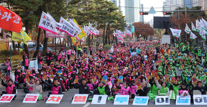 [서울=뉴시스] 김혜진 기자 = 21일 서울 영등포구 국회 앞에서 열린 학교비정규직연대회의 처우개선 및 예산 확대 관련 법령 정비 집회에서 참가자들이 구호를 외치고 있다. 2025.11.21. jini@newsis.com