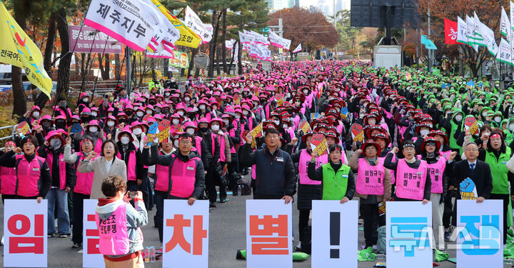 [서울=뉴시스] 김혜진 기자 = 21일 서울 영등포구 국회 앞에서 열린 학교비정규직연대회의 처우개선 및 예산 확대 관련 법령 정비 집회에서 참가자들이 구호를 외치고 있다. 2025.11.21. jini@newsis.com