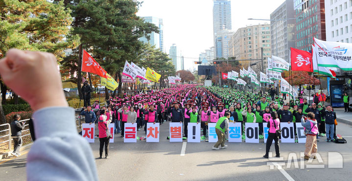 [서울=뉴시스] 김혜진 기자 = 지난 21일 서울 영등포구 국회 앞에서 열린 학교비정규직연대회의 처우개선 및 예산 확대 관련 법령 정비 집회에서 참가자들이 구호를 외치고 있는 모습. 2025.11.21. jini@newsis.com
