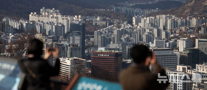 [서울=뉴시스] 김선웅 기자 = 10·15 주택시장 안정화 대책 시행 한 달 만에 서울과 수도권 아파트 매매가격 상승폭이 다시 확대됐다. 강남3구와 한강벨트의 집값 역시 오름폭을 키웠다. 한국부동산원 11월 셋째 주 주간 아파트가격 동향 조사에 따르면, 지난 17일 기준 전국 아파트 매매가격은 전주(0.06%) 대비 0.01%포인트(p) 오른 0.07% 상승으로 나타났으며 서울은 0.17%에서 0.20%로 상승했다. 사진은 21일 서울 도심 아파트 단지의 모습. 2025.11.21. mangusta@newsis.com
