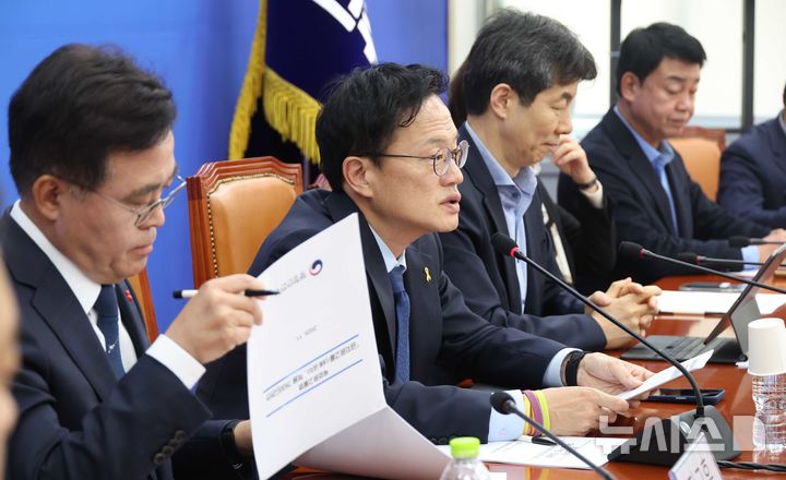 [서울=뉴시스] 조성봉 기자 = 박주민 더불어민주당 서울시당 새서울준비특별위원장이 21일 오후 서울 여의도 국회에서 열린 혐오현수막 대응을 위한 간담회에서 발언을 하고 있다. 2025.11.21. suncho21@newsis.com