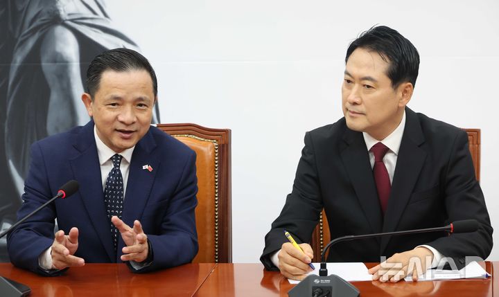 [서울=뉴시스] 조성봉 기자 = 다이 빙 주한중국대사가 21일 오후 서울 여의도 국회에서 장동혁 국민의힘 대표를 접견하며 인사말을 하고 있다. 2025.11.21. suncho21@newsis.com