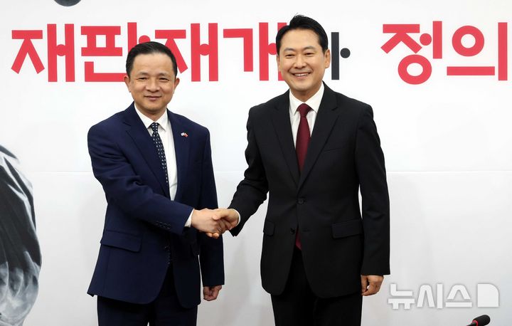 [서울=뉴시스] 조성봉 기자 = 장동혁 국민의힘 대표가 21일 오후 서울 여의도 국회에서 다이 빙 주한중국대사를 접견하며 악수를 하고 있다. 2025.11.21. suncho21@newsis.com