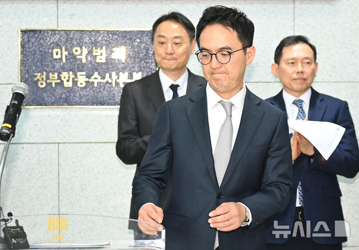 [수원=뉴시스] 김종택기자 = 구자현 검찰총장 직무대행이 21일 경기 수원시 영통구 수원지방검찰청에서 열린 마약범죄 정부합동수사본부 출범식에 참석해 인사말을 하기 위해 이동하고 있다. 2025.11.21. jtk@newsis.com