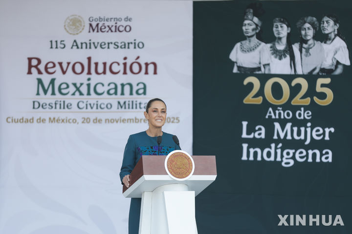 [멕시코시티=신화/뉴시스] 멕시코는 한국 등 자유무역협정(FTA)을 체결하지 않은 국가를 대상으로 ‘전략 품목’으로 지정한 수입품 관세를 내년부터 최대 50% 인상하게 됐다. 사진은 클라우디아 셰인바움 멕시코 대통령이 지난달 20일 수도 멕시코시티의 소칼로 광장에서 열린 멕시코 혁명 115주년 기념행사에서 연설하고 있는 모습. 2025.12.11.