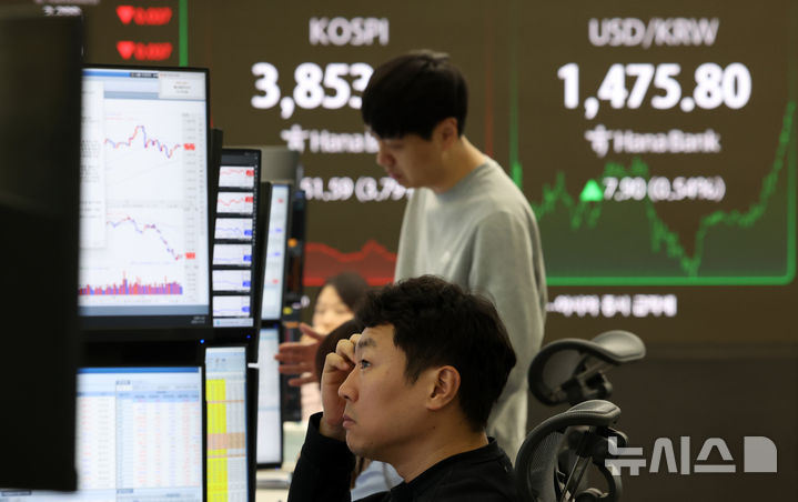 [서울=뉴시스] 이영환 기자 = 코스피가 전 거래일(4004.85)보다 51.59포인트(3.79%) 하락한 3853.26에 장을 마감한 21일 오후 서울 중구 하나은행 딜링룸에서 직원이 업무를 보고 있다. 코스닥 지수는 전 거래일(891.94)보다 27.99포인트(3.14%) 내린 863.95, 서울 외환시장에서 원·달러 환율은 전 거래일 주간거래 종가(1467.9원)보다 7.7원 오른 1475.6원에 주간 거래를 마감했다. 2025.11.21. 20hwan@newsis.com