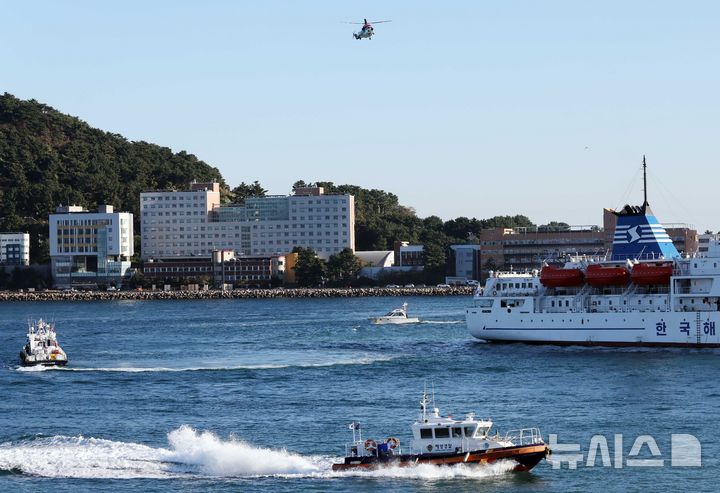  [부산=뉴시스] 하경민 기자 = 여객선 화재 발생 수난대비 기본훈련이 열린 21일 부산 영도구 국립해양박물관 앞 해상에서 해경이 헬기를 동원해 부상자를 이송하고 있다. 이날 훈련에는 해경 경비함정 6척 등 함선 10척을 비롯해 헬기, 무인드론 등 장비가 동원됐으며, 부산시와 항만소방서, 해양환경공단 등 10개 기관 및 단체가 참여했다. 2025.11.21. yulnetphoto@newsis.com