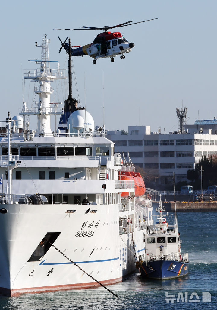  [부산=뉴시스] 하경민 기자 = 여객선 화재 발생 수난대비 기본훈련이 열린 21일 부산 영도구 국립해양박물관 앞 해상에서 해경이 헬기를 동원해 부상자를 이송하고 있다. 이날 훈련에는 해경 경비함정 6척 등 함선 10척을 비롯해 헬기, 무인드론 등 장비가 동원됐으며, 부산시와 항만소방서, 해양환경공단 등 10개 기관 및 단체가 참여했다. 2025.11.21. yulnetphoto@newsis.com