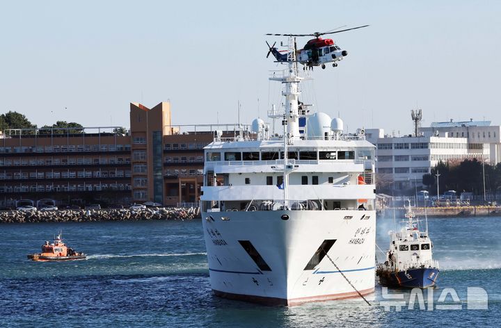  [부산=뉴시스] 하경민 기자 = 여객선 화재 발생 수난대비 기본훈련이 열린 21일 부산 영도구 국립해양박물관 앞 해상에서 해경이 헬기를 동원해 부상자를 이송하고 있다. 이날 훈련에는 해경 경비함정 6척 등 함선 10척을 비롯해 헬기, 무인드론 등 장비가 동원됐으며, 부산시와 항만소방서, 해양환경공단 등 10개 기관 및 단체가 참여했다. 2025.11.21. yulnetphoto@newsis.com