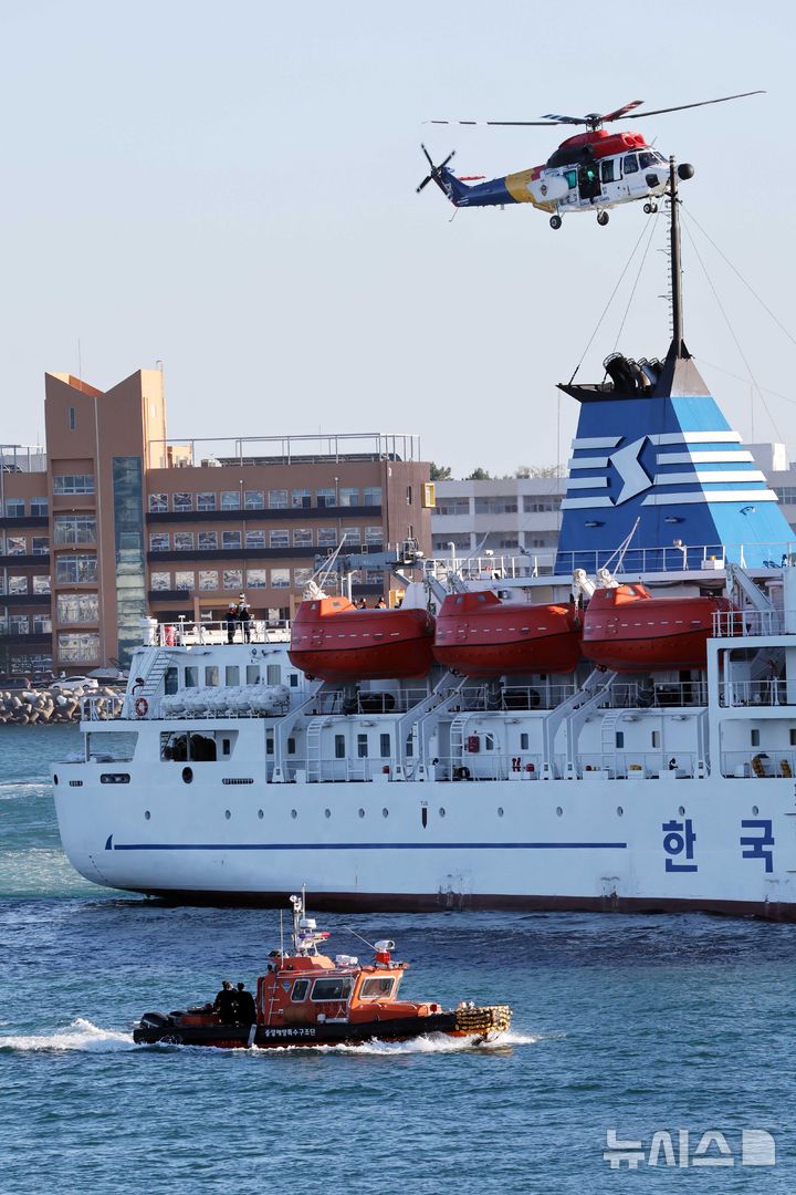  [부산=뉴시스] 하경민 기자 = 여객선 화재 발생 수난대비 기본훈련이 열린 21일 부산 영도구 국립해양박물관 앞 해상에서 해경이 헬기를 동원해 부상자를 이송하고 있다. 이날 훈련에는 해경 경비함정 6척 등 함선 10척을 비롯해 헬기, 무인드론 등 장비가 동원됐으며, 부산시와 항만소방서, 해양환경공단 등 10개 기관 및 단체가 참여했다. 2025.11.21. yulnetphoto@newsis.com