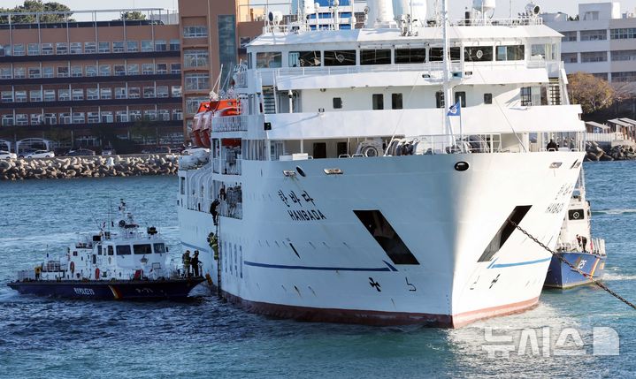  [부산=뉴시스] 하경민 기자 = 여객선 화재 발생 수난대비 기본훈련이 열린 21일 부산 영도구 국립해양박물관 앞 해상에서 해경이 경비정 등을 동원해 인명구조를 하고 있다. 이날 훈련에는 해경 경비함정 6척 등 함선 10척을 비롯해 헬기, 무인드론 등 장비가 동원됐으며, 부산시와 항만소방서, 해양환경공단 등 10개 기관 및 단체가 참여했다. 2025.11.21. yulnetphoto@newsis.com