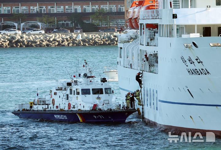  [부산=뉴시스] 하경민 기자 = 여객선 화재 발생 수난대비 기본훈련이 열린 21일 부산 영도구 국립해양박물관 앞 해상에서 해경이 경비정 등을 동원해 인명구조를 하고 있다. 이날 훈련에는 해경 경비함정 6척 등 함선 10척을 비롯해 헬기, 무인드론 등 장비가 동원됐으며, 부산시와 항만소방서, 해양환경공단 등 10개 기관 및 단체가 참여했다. 2025.11.21. yulnetphoto@newsis.com