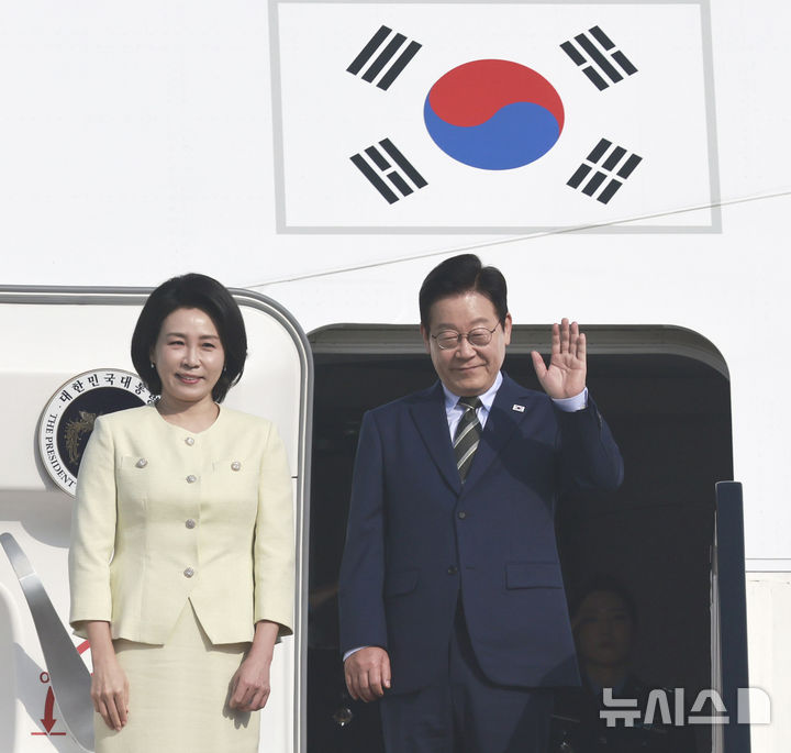 [카이로=뉴시스] 최동준 기자 = 이집트 공식 방문 일정을 마친 이재명 대통령과 김혜경 여사가 21일(현지 시간) 카이로 국제공항에서 남아프리카공화국 요하네스버그로 출발하기 위해 공군 1호기에 탑승해 인사하고 있다. 2025.11.21. photocdj@newsis.com