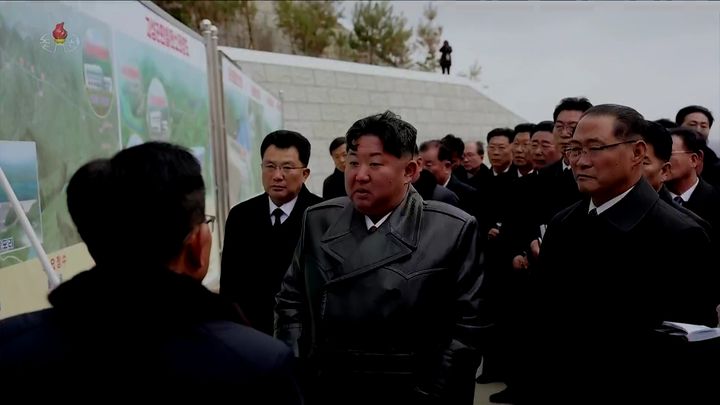 [서울=뉴시스] 김정은 북한 국무위원장이 지난 20일 강원도 회양군민발전소 준공식에 참석했다고 조선중앙TV가 21일 보도했다. (사진=조선중앙TV 캡처) 2025.11.21. photo@newsis.com *재판매 및 DB 금지