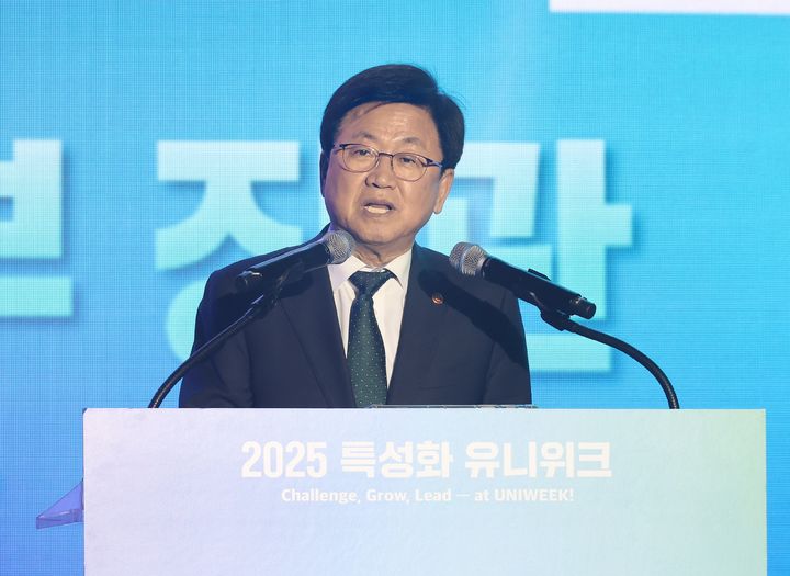 [서울=뉴시스] 최교진 교육부 장관이 지난해 11월 21일 경기 고양시 킨텍스에서 열린 2025 특성화 유니위크 폐회식에서 격려사를 하고 있는 모습. (사진=교육부 제공) 2025.11.21. photo@newsis.com *재판매 및 DB 금지