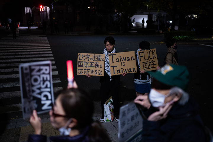 [도쿄=AP/뉴시스] 21일 밤 일본 도쿄 총리실 앞에서 시위대가 다카이치 사나에 총리의 대만 관련 발언에 반대하며 시위하는 가운데 한 남성이 대만을 지지하는 손팻말을 들고 있다. 2025.11.22.