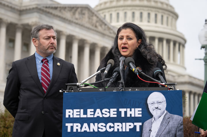 [워싱턴=AP/뉴시스]2018년 사우디아라비아 튀르키예 총영사관에서 고문 살해된 미 워싱턴포스트(WP) 칼럼니스트 자말 카슈끄지의 부인 아난 엘라트 카슈끄지가 21일(현지시각) 도널드 트럼프 미 대통령과 무함마드 빈살만 사우디 왕세자 사이의 2019년 통화록 공개를 요구했다. 옆에는 당시 백악관 국가안보위원회에 근무해 통화록을 검토했었던 유진 빈드먼 미 민주당 하원의원이다. 그는 당시 젤렌스키와 트럼프 통화록을 검토했던 인물로 이 통화록이 의회가 트럼프에 대한 탄핵을 시도한 결정적 계기가 됐었다. 2025.11.22. 