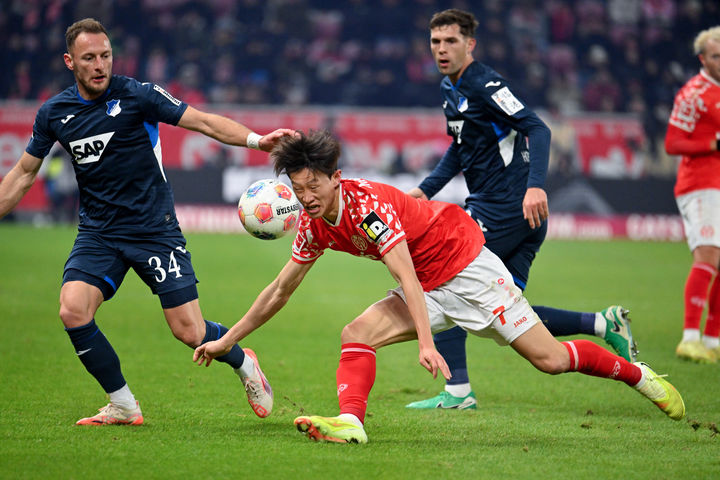 [마인츠=AP/뉴시스] 마인츠의 이재성이 21일(현지 시간) 독일 마인츠의 메바 아레나에서 열린 2025-26 분데스리가 11라운드 TSG 1899 호펜하임과 경기 중 공을 다투고 있다. 이재성은 67분을 뛰었고 마인츠는 1-1 무승부를 기록했다. 2025.11.22.